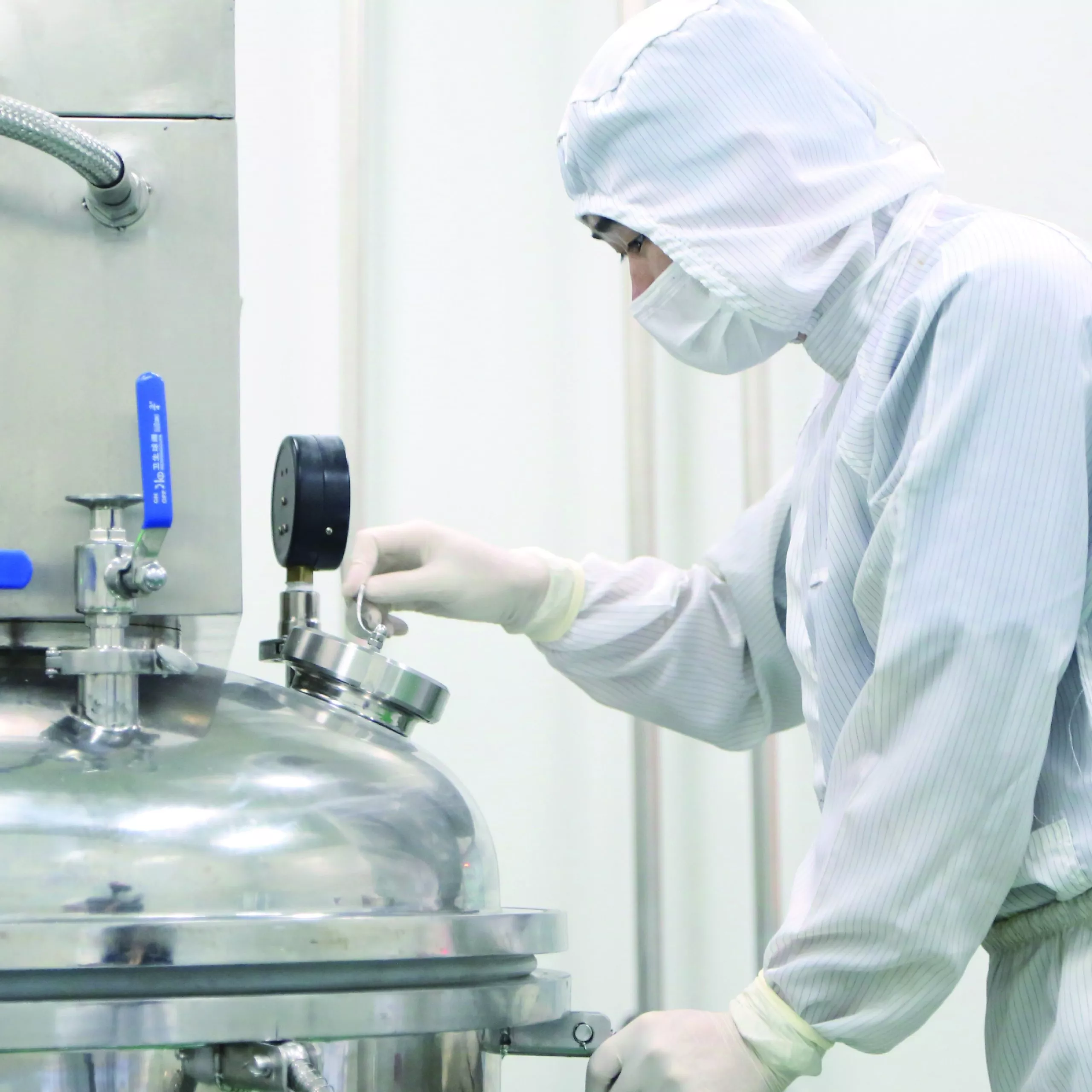 Erkang Pharmaceutical employees are checking raw m